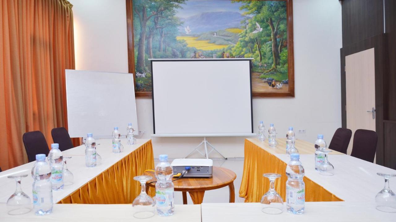 Gaia Asri Hotel Pamanukan Hilir エクステリア 写真